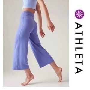 NWOT Athleta Elation Wide Crop Leg Pant Yoga Pilates Pant Purple M